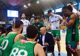 Dikembe, con el Cáceres en Oviedo.