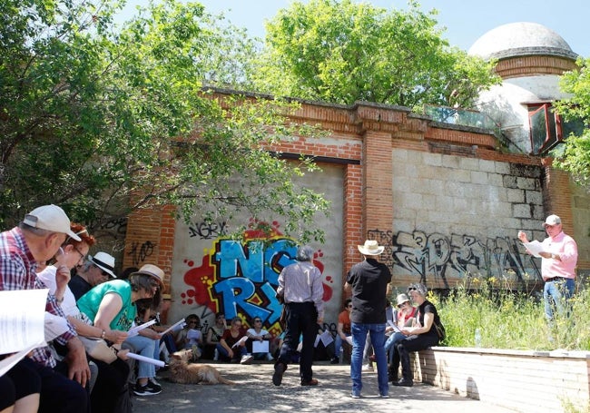 Parada en la antigua prisión provincial, que Amececa quiere que se convierta en un centro cívico memorial relacionado con la represión franquista, los derechos humanos y la paz.