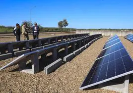 El alcalde de Mérida visita la instalación solar en la planta de el Prado.
