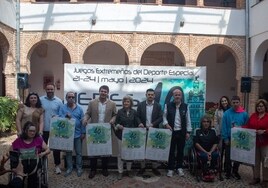 Autoridades, representantes de las federaciones deportivas y participantes en los Jedes en el Complejo Cultural La Merced de Llerena.