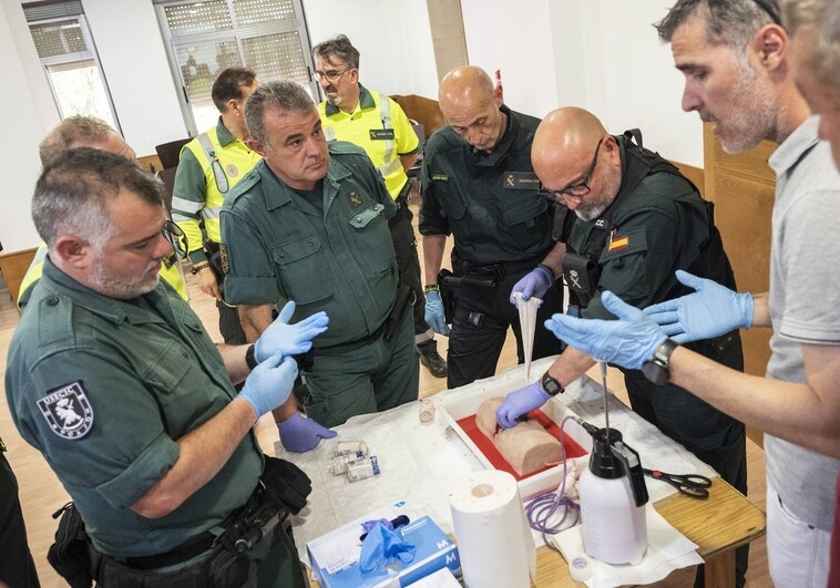 Agentes de la Guardia Civil se forman para auxiliar a heridos con hemorragias masivas