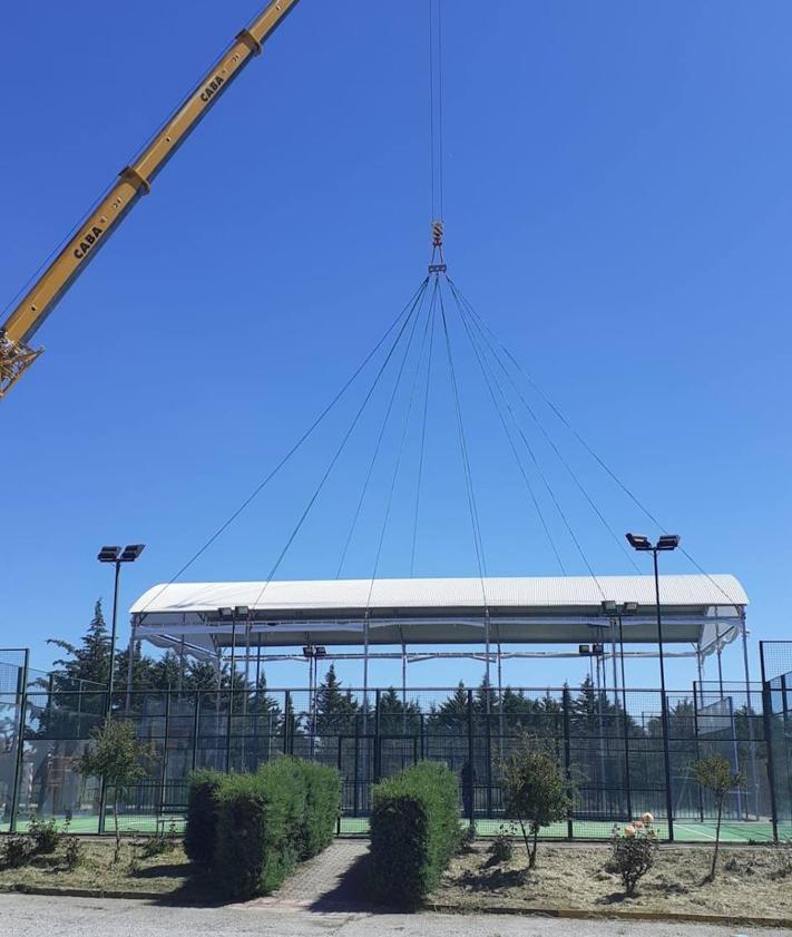 Imagen secundaria 2 - El Ayuntamiento lleva a cabo la obra de instalación para la cubierta en una de las pistas de pádel