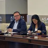 El diputado popular, Hipólito Pacheco (izquierda), durante la Comisión de Economía, Empleo y Transformación Digital de la Asamblea de Extremadura.