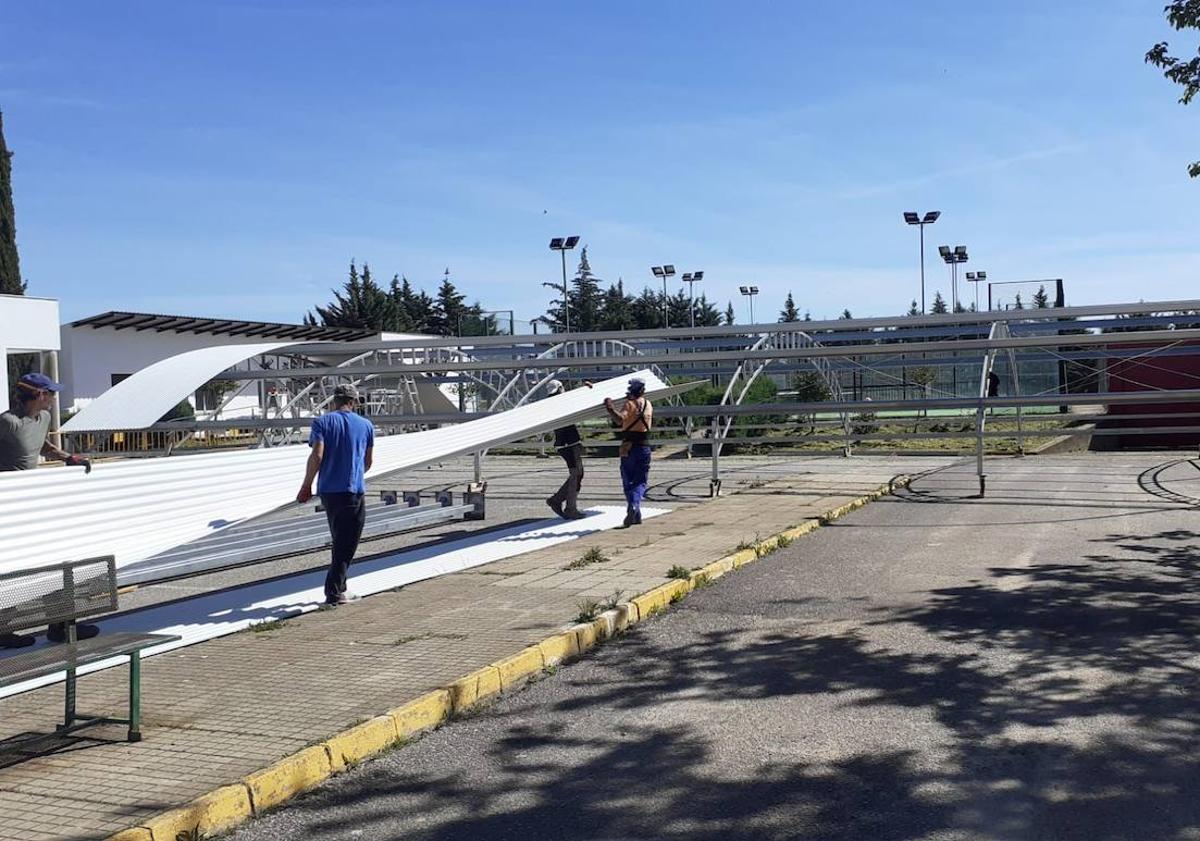 Imagen principal - El Ayuntamiento lleva a cabo la obra de instalación para la cubierta en una de las pistas de pádel