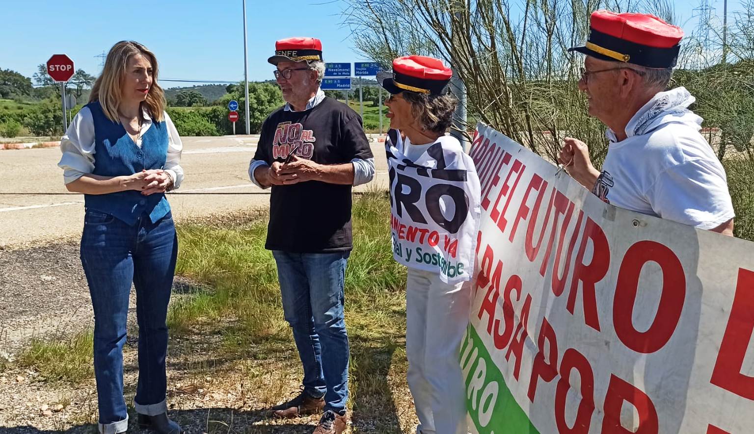 Guardiola con los activistas de No al Muro.