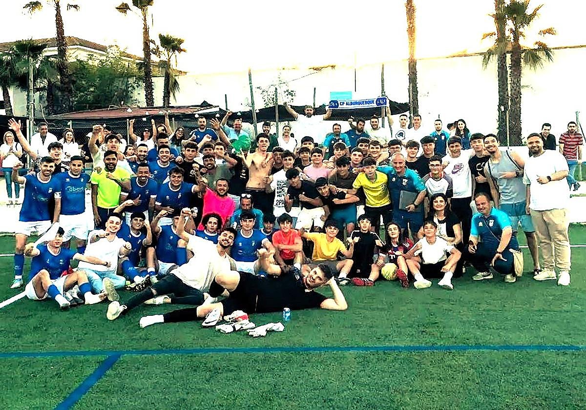 Plantilla, directivos y afición celebran la victoria