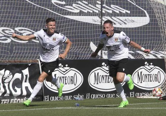 Elejalde y Sandoval celebran el 3-1 del Mérida ante el Algeciras el pasado sábado.