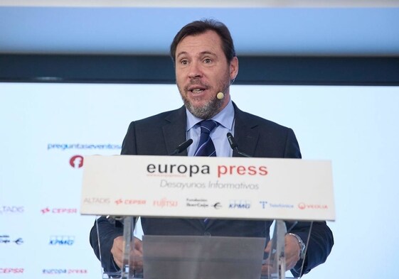 El ministro de Transportes, Óscar Puente, en el desayuno de Europa Press.