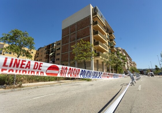 Una capa de poliuretano se proyectará hoy sobre la fachada lateral en una primera fase. En la imagen, la zona acordonada y el edificio al fondo.