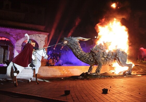 Imagen de archivo de la quema del dragón en la Plaza Mayor.