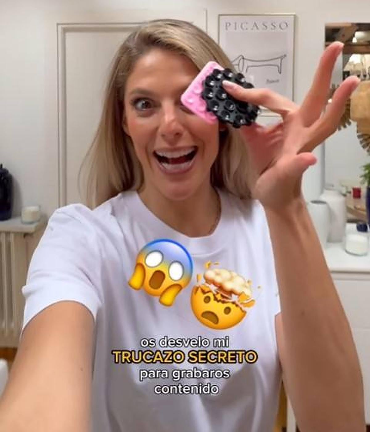 Marta Verona enseña las ventosas de La Casa de las Carcasas que usa para grabar sus vídeos.