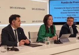 En el centro, la consejera de Salud, Sara García Espada