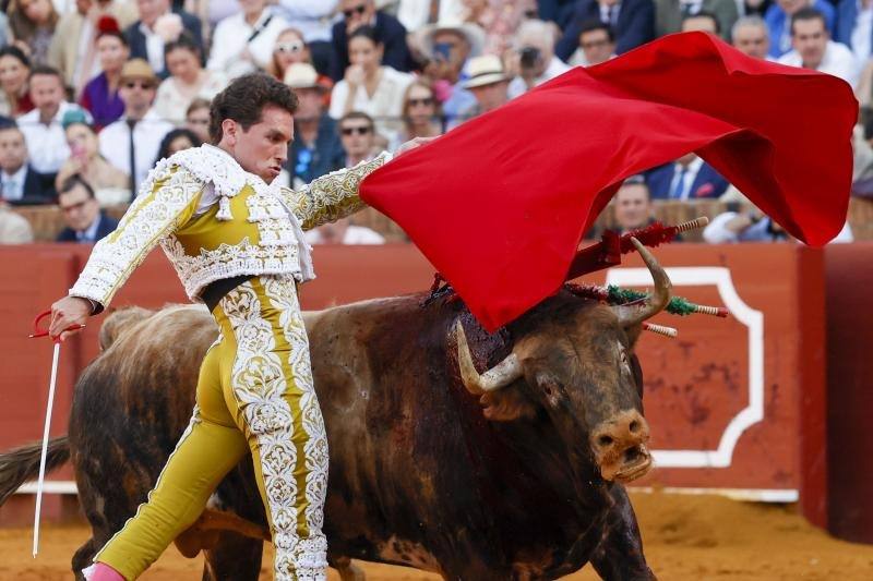 Ginés Marín, en la lidia de su primer toro.