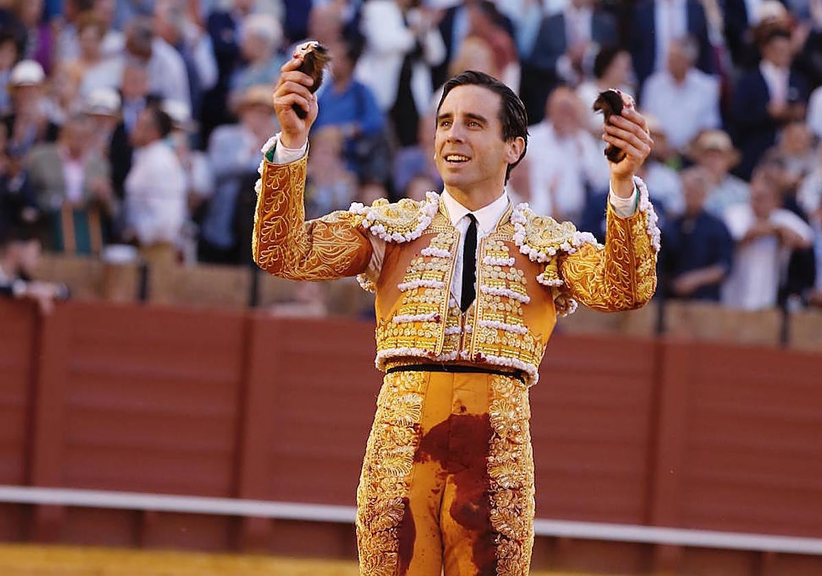 Juan Ortega muestra las dos orejas que le cortó al sexto de la tarde.