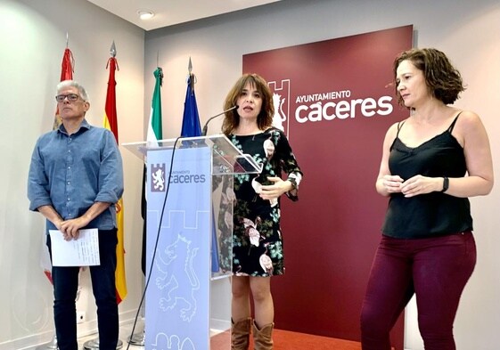 Los concejales del PSOE, Antonio Bohigas, Belén Fernández y María Ángeles Costa esta mañana en el Ayuntamiento de Cáceres.