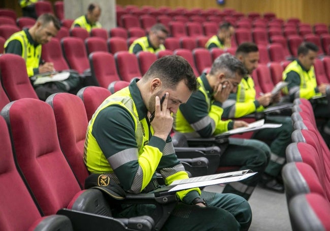 Agentes en el examen tipo test sobre conocimientos de la especialidad y deportivos y diversa legislación vial.