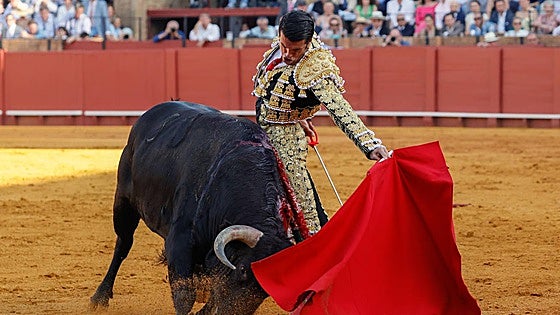 Así han toreado Emilio de Justo y Ginés Marín en Sevilla