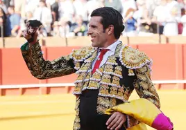 Emilio de Justo, muestra la oreja conseguida en la lidia de este martes en Sevilla.