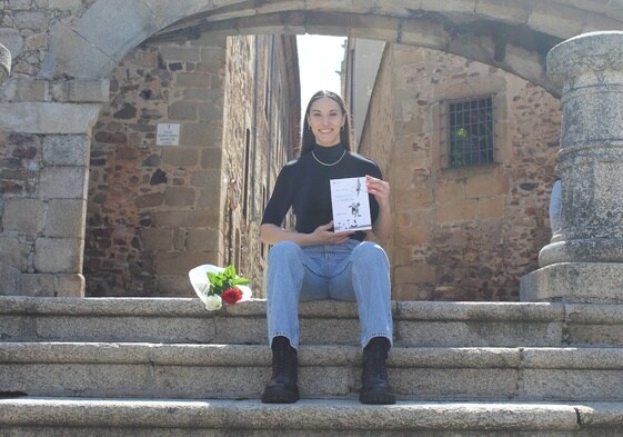 Laura posa con el libro en la parte antigua de Cáceres.