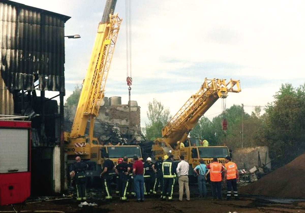 Labores de desescombro tras las explosiones ocurridas al mediodía del 24 de mayo de 2012.