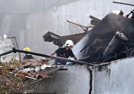 Bomberos trabajando en la fábrica siniestrada tras las explosiones.