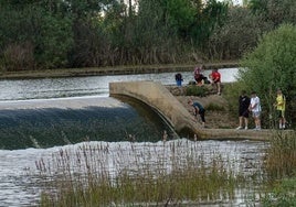 Jóvenes pescando ayer desde el muro del azud de La Pesquera, donde está prohibido porque es peligroso.