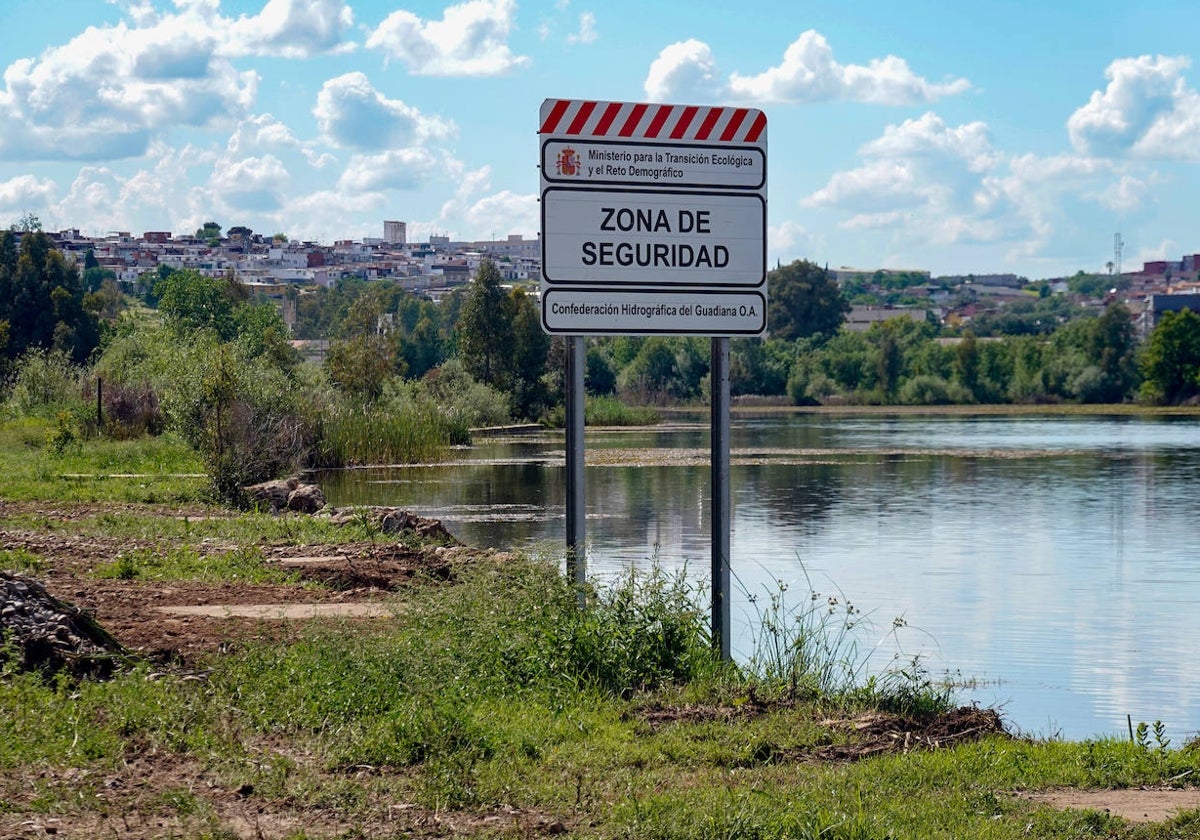 La Pesquera y, al fondo, el azud.