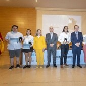 Foto de familia de premiados y autoridades en el acto celebrado en el campus de Cáceres de la UEx.