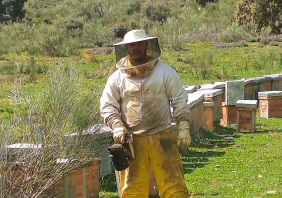 «La apicultura es una profesión que engancha, como un vicio»