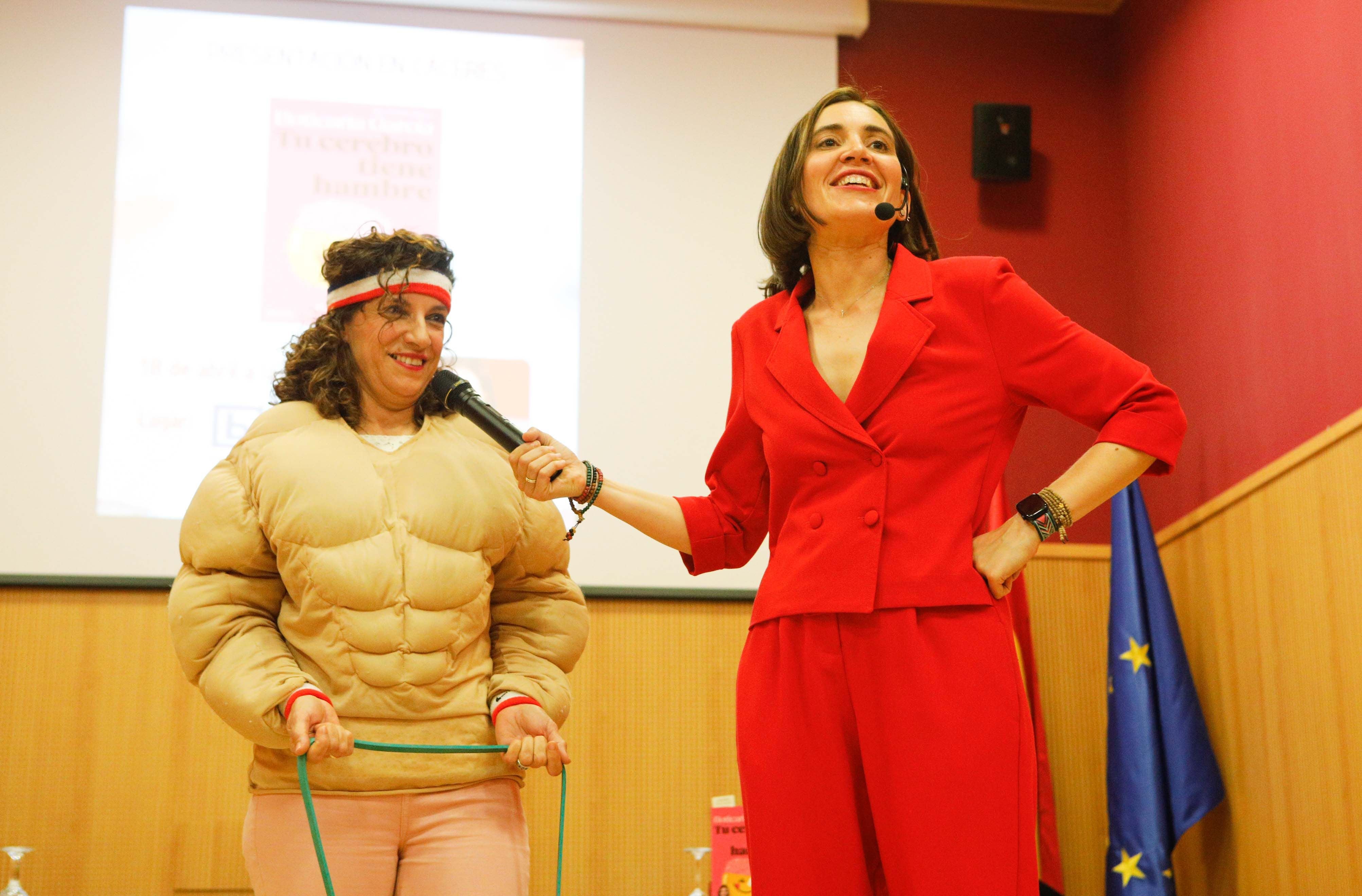 La Boticaria García presentó en la biblioteca de Cáceres el libro 'Tu cerebro tiene hambre'.