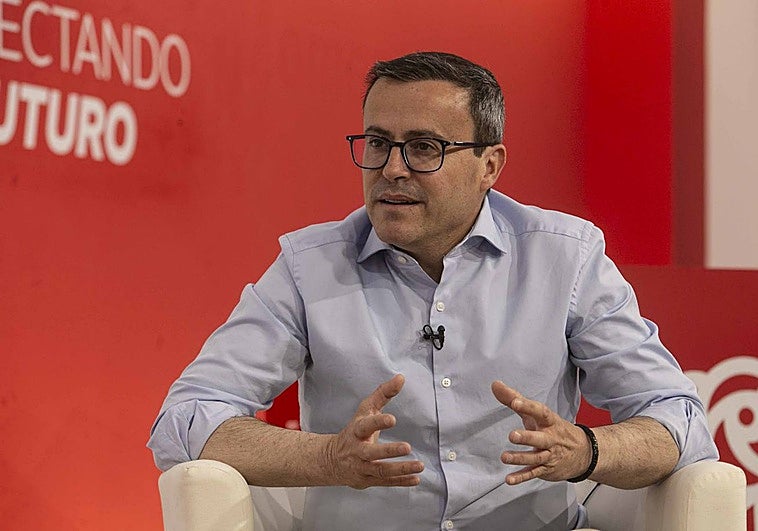 Miguel Ángel Gallardo, durante la entrevista en la sede regional del PSOE.