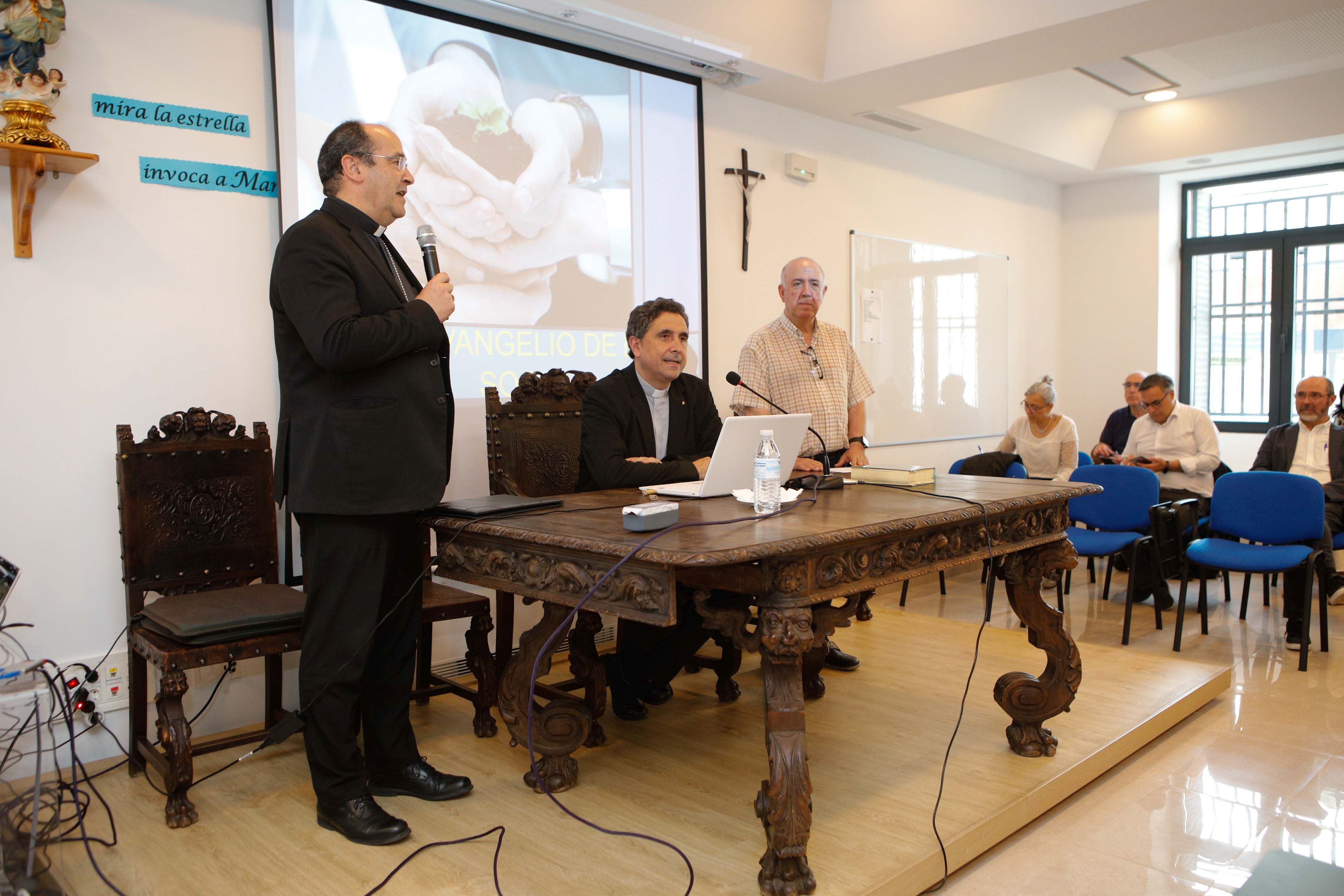 Conferencia del Obispo de Mondoñedo-Ferrol titulada 'El evangelio de lo social'.