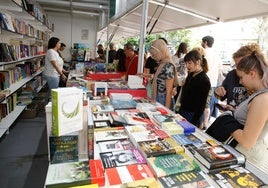 Caseta de la Feria del Libro de Cáceres ayer por la tarde en el Paseo de Cánovas.