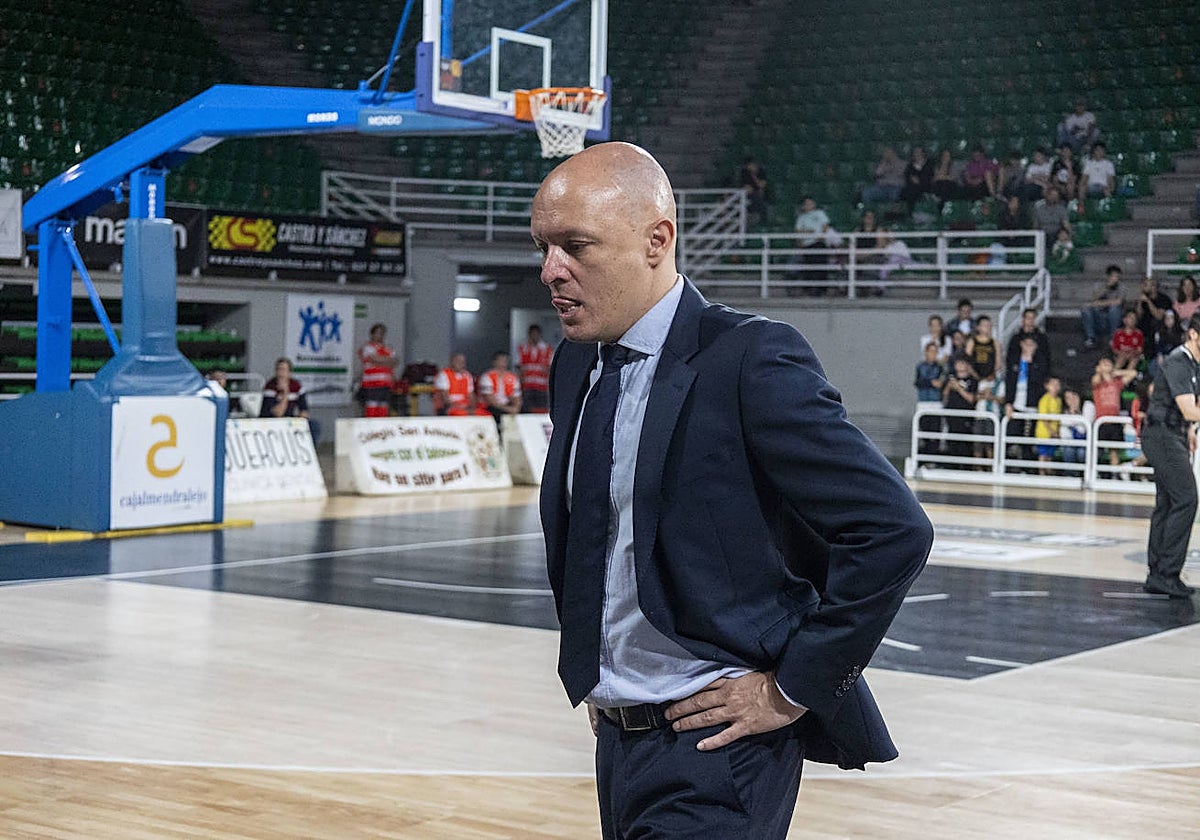 Frustración e impotencia en el rostro de Arturo Álvarez.