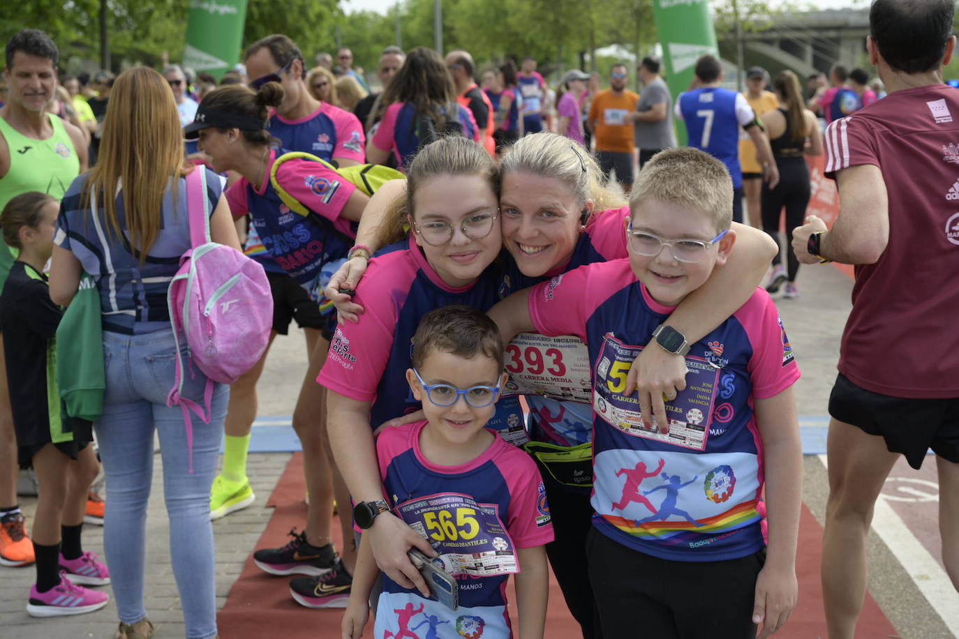 La marcha solidaria de Badajoz Inclusivo, en imágenes