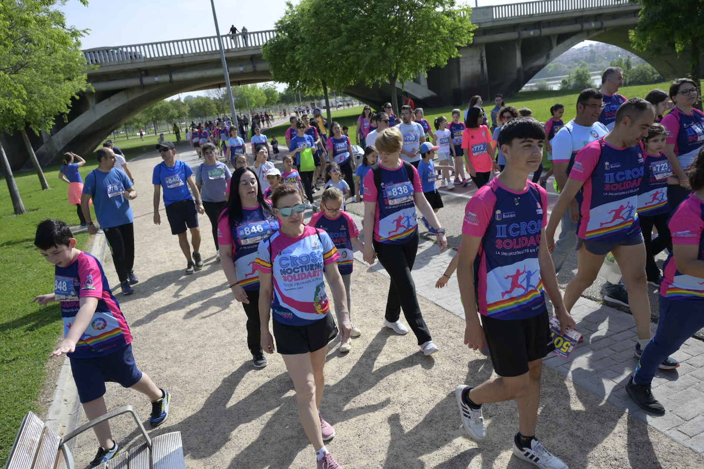 La marcha solidaria de Badajoz Inclusivo, en imágenes
