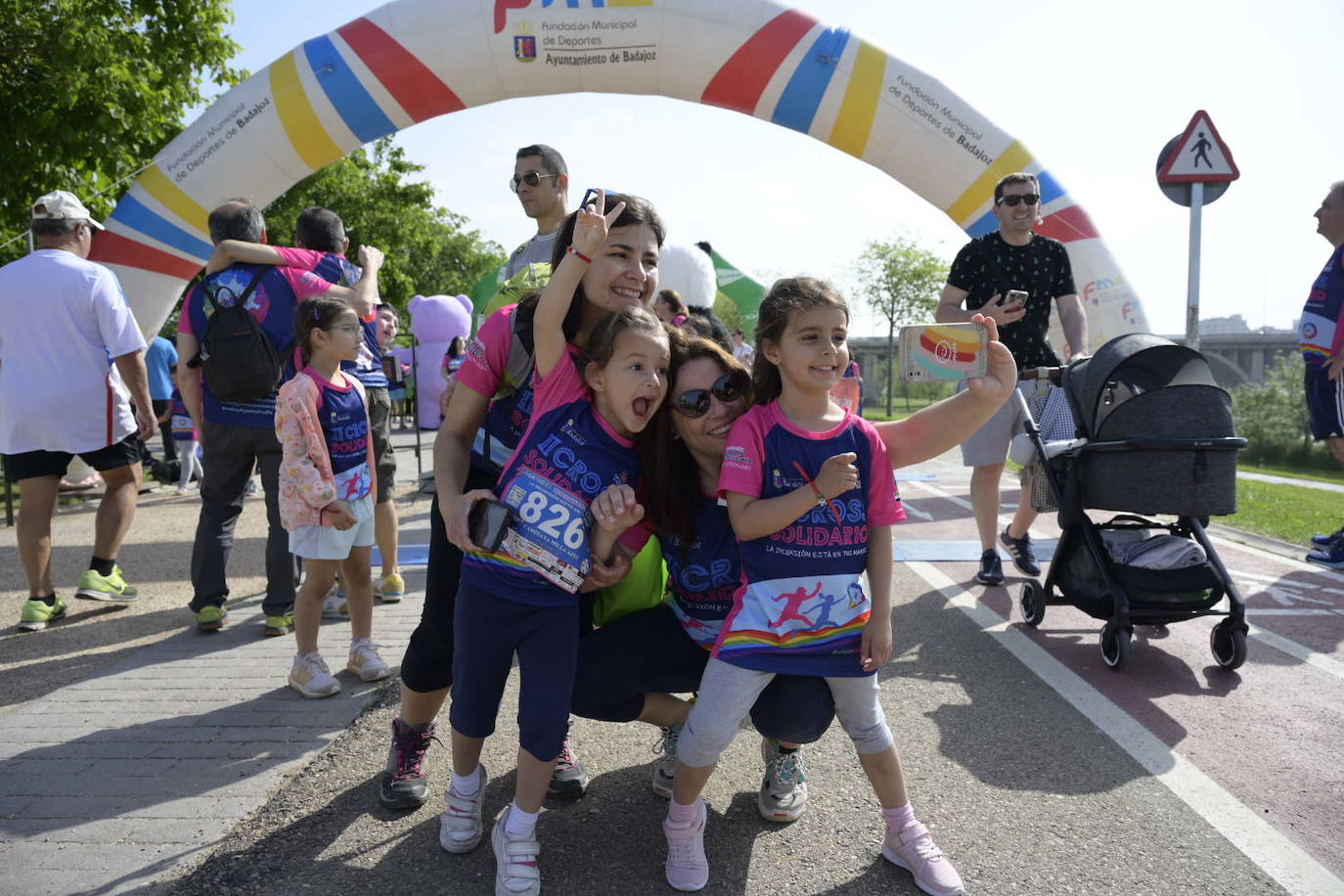 La marcha solidaria de Badajoz Inclusivo, en imágenes