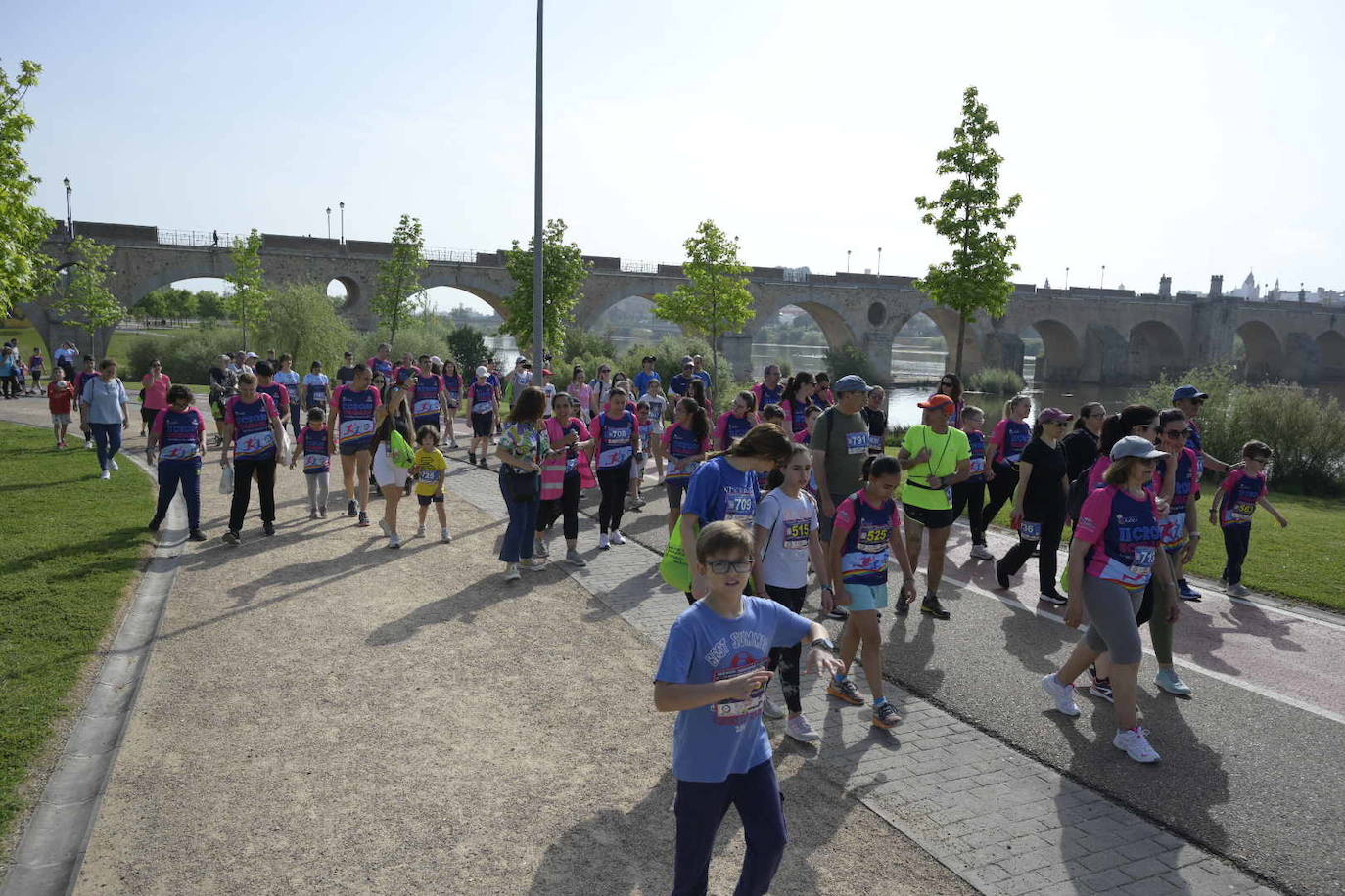 La marcha solidaria de Badajoz Inclusivo, en imágenes