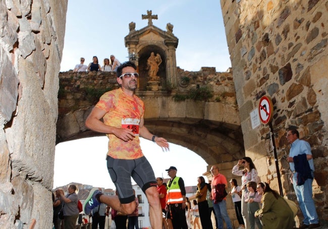 Un corredor a su paso por el arco de la Estrella.