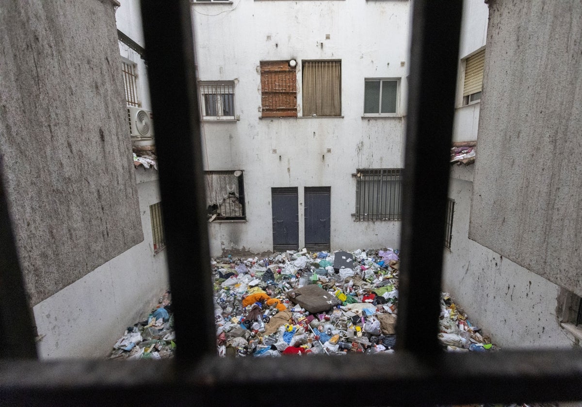 Estado actual del patio interior del edifico de viviendas sociales de la Junta en la calle Germán Sellers de Paz de Aldea Moret.