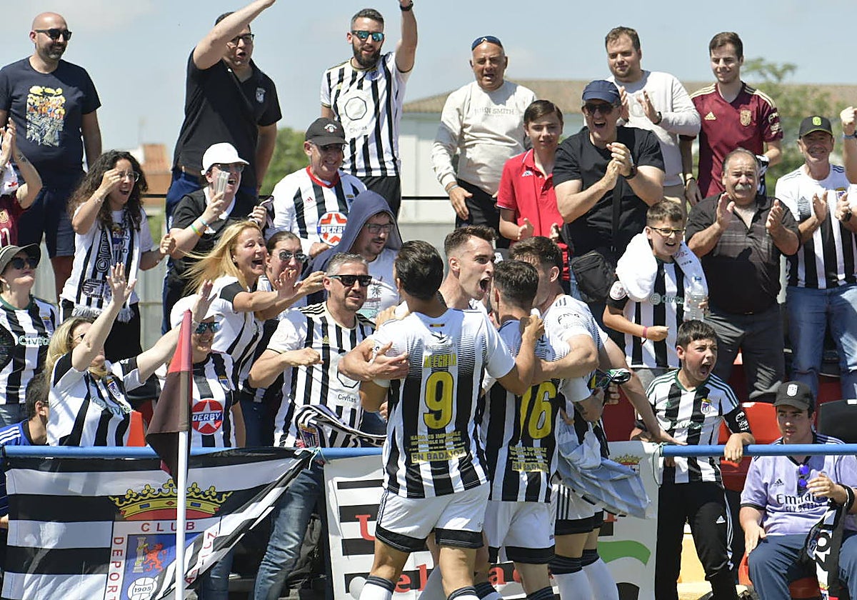 Ewan Urain celebra su primer gol con el Badajoz con la afición desplazada a Montijo.