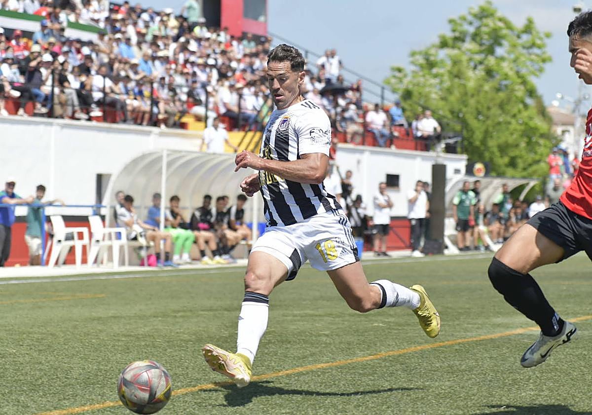 Imagen principal - Ejercicio de supervivencia del Badajoz en Montijo