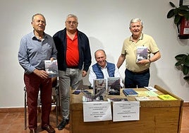 De izquierda a derecha, el pintor Antonio Fuentes, el alcalde Óscar Díaz, el escritor Plácido Ramírez y el presidente de la Asociación de Pensionistas Antonio Nogales.