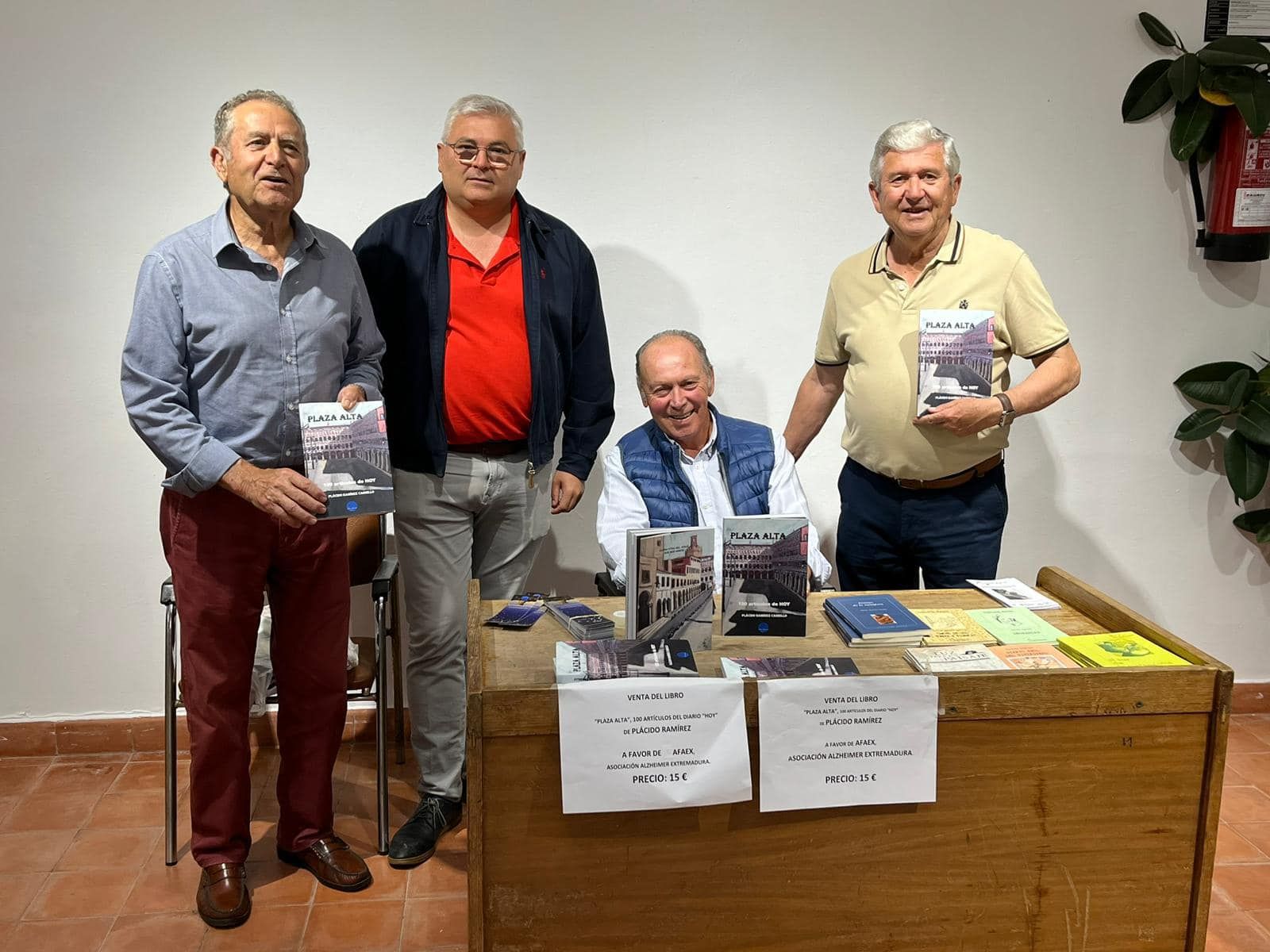 De izquierda a derecha, el pintor Antonio Fuentes, el alcalde Óscar Díaz, el escritor Plácido Ramírez y el presidente de la Asociación de Pensionistas Antonio Nogales.