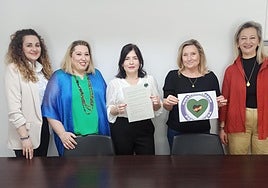 Mujeres de agentes de la Guardia Civil visitaron el Ayuntamiento de Navalmoral de la Mata.