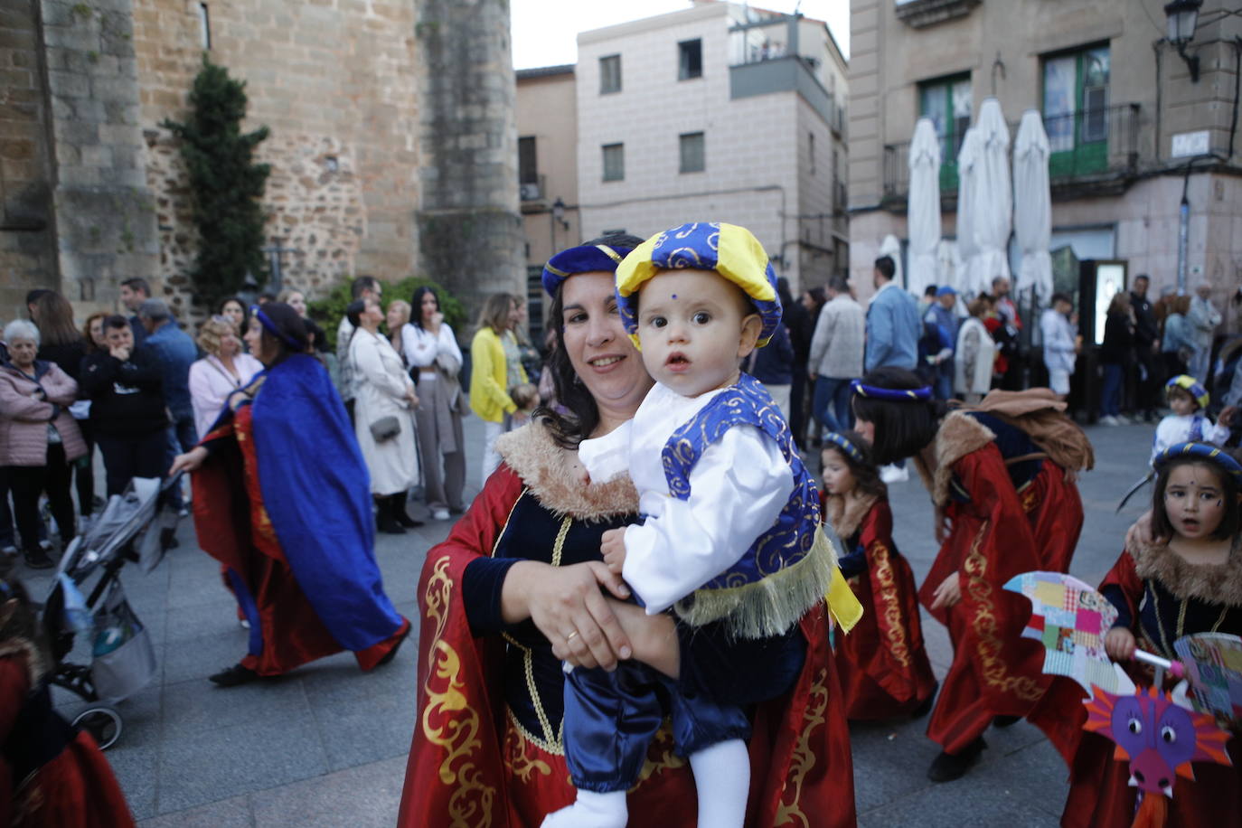 Las mejores imágenes del desfile de San Jorge en Cáceres