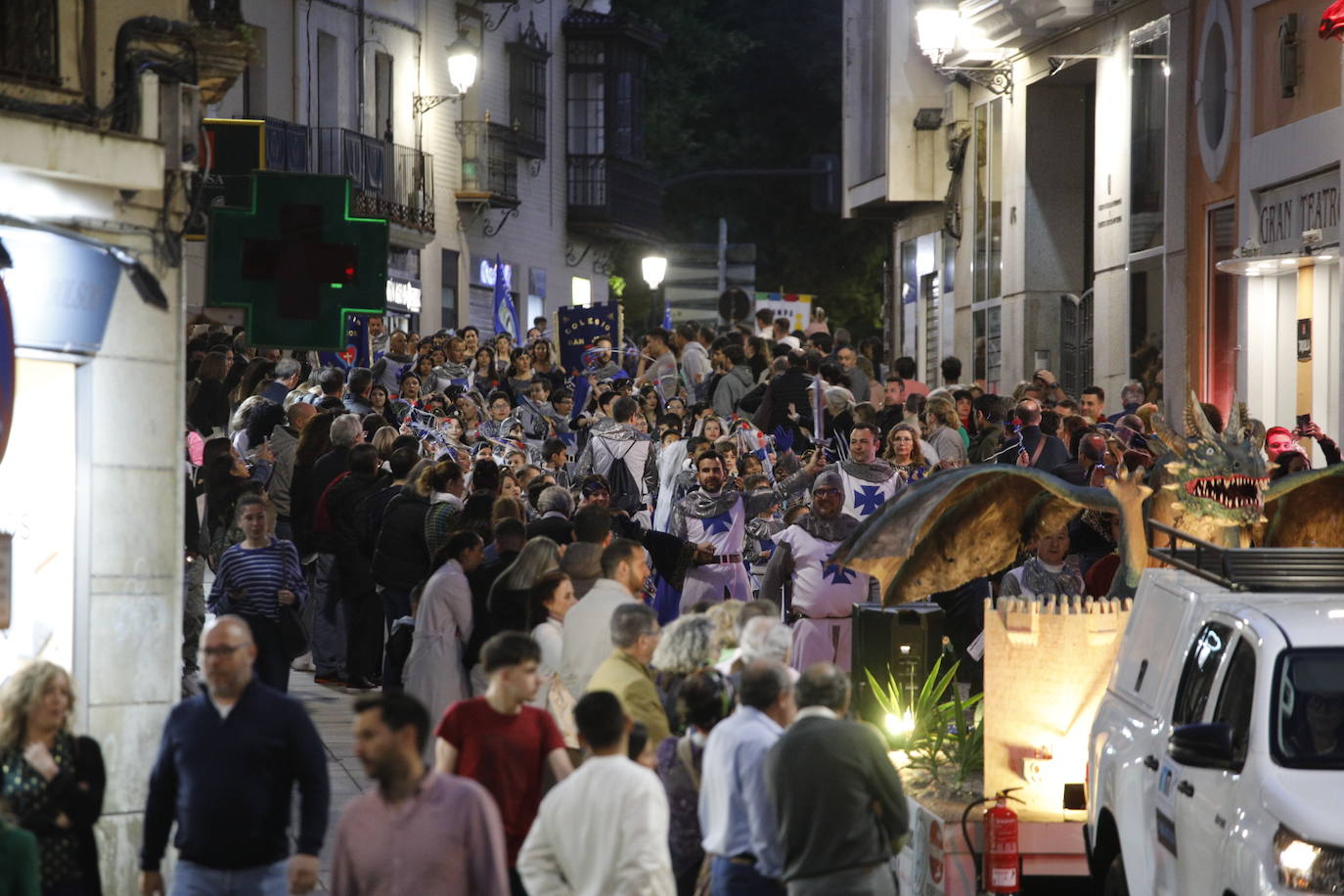 Las mejores imágenes del desfile de San Jorge en Cáceres