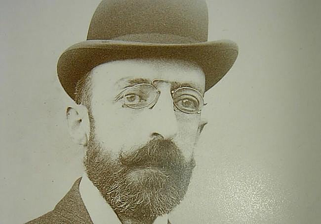 Nació el 13 de febrero de 1864 en Villanueva de la Serena y murió 2 de septiembre de 1916.