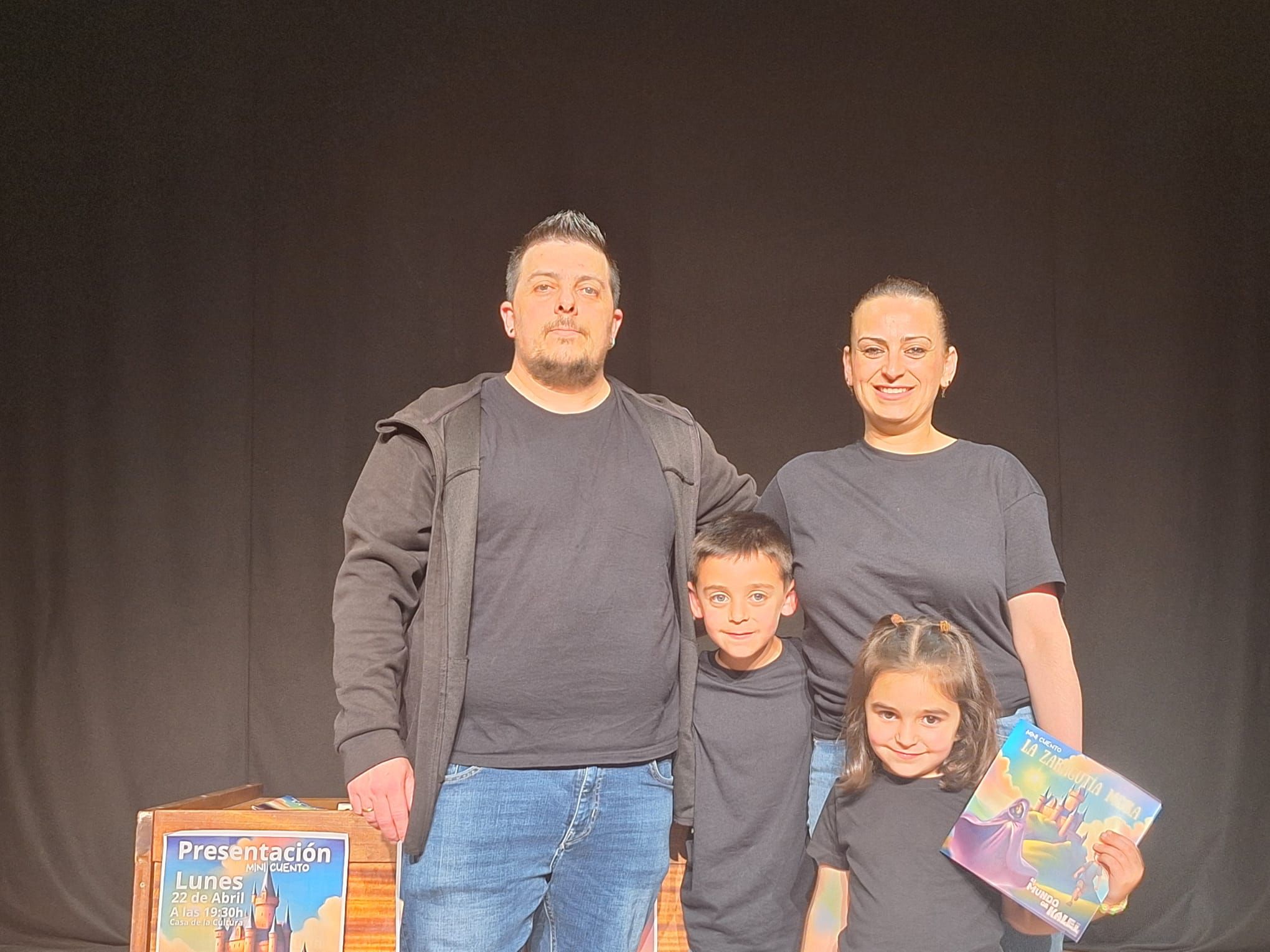 Víctor Piñana y Alicia Trejo, junto a sus hijos Kalel y Vega, tras la presentación del minicuento 'La Zaragutía Mora', de 'El Mundo de Kalel'.