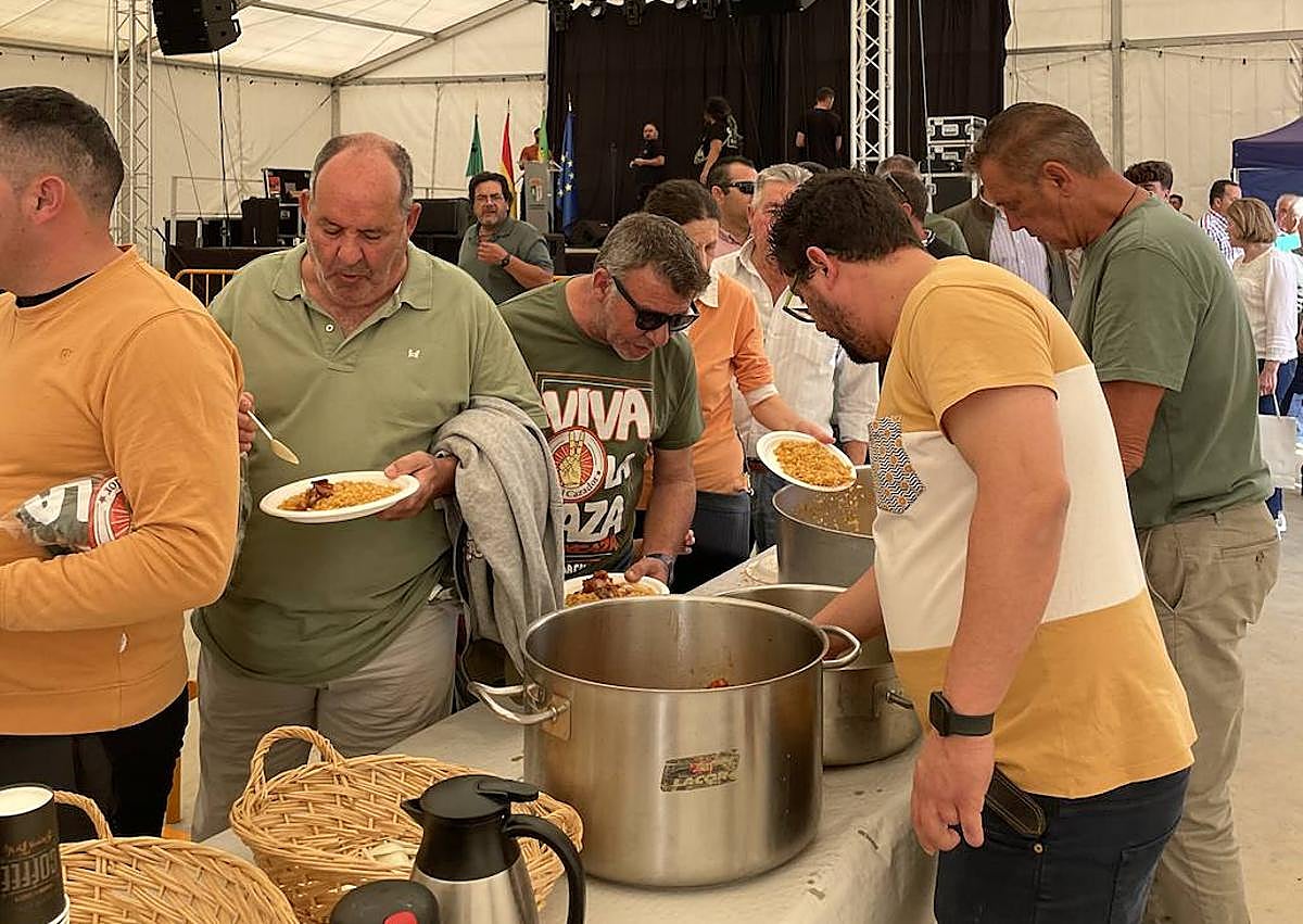 Imagen secundaria 1 - El IX Día del Cazador Extremeño congregó este fin de semana a miles de personas en Hornachos